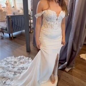 Elegant Off-Shoulder Lace Wedding Dress